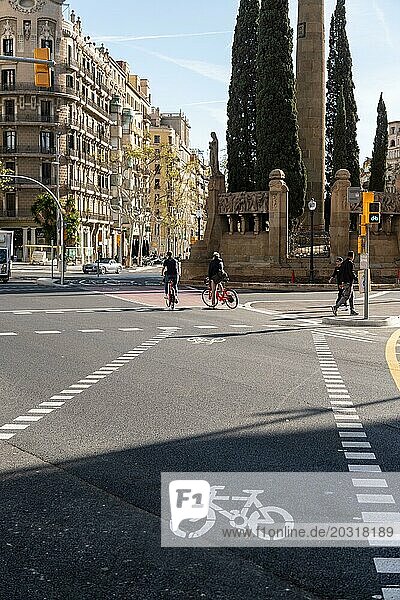 Radweg Markierung und Trennung vom Autoverkehr in Barcelona  Spanien  Europa