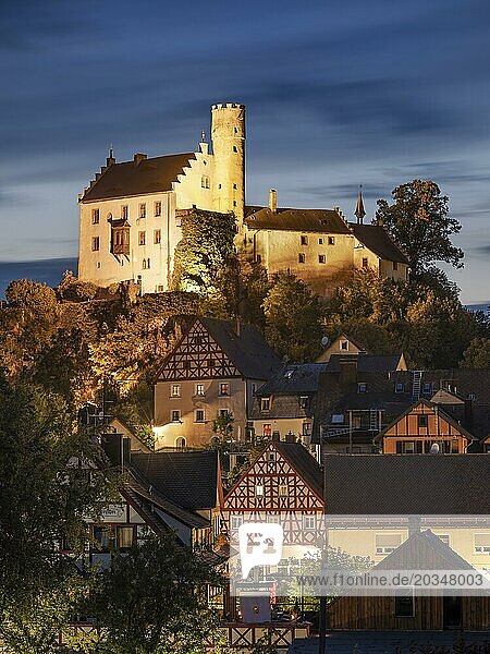 Gößweinstein mit Burg und Fachwerkhäusern in der Abenddämmerung  Fränkische Schweiz  Oberfranken  Franken  Bayern  Deutschland  Europa