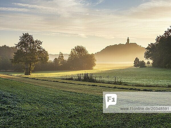 Landschaft mit Schloss Virnsberg im Morgenlicht bei Morgennebel  Ansbach  Mittelfranken  Bayern  Deutschland  Europa