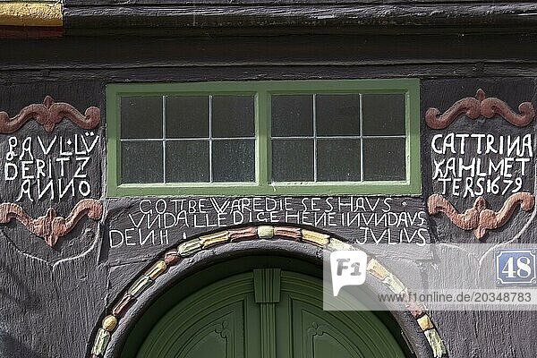 Inschrift und Verzierungen über der Tür eines Fachwerkhauses  Tangermünde  Sachsen-Anhalt  Deutschland  Europa