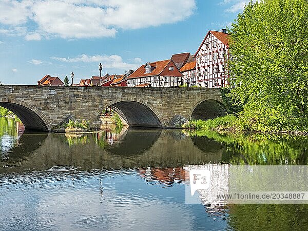 Steinbrücke über den Fluss Werra und Fachwerkhäuser der historischen Altstadt von Allendorf  Hessisches Bergland  Werratal  Bad Sooden-Allendorf  Hessen  Deutschland  Europa