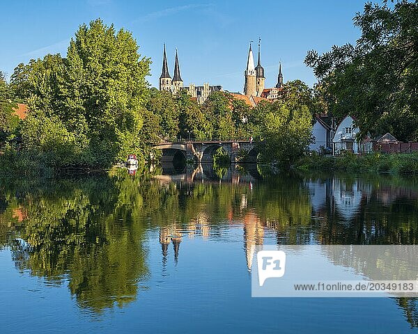 Merseburger Dom und Schloss Merseburg spiegeln sich im Fluss Saale  Merseburg  Sachsen-Anhalt  Deutschland  Europa