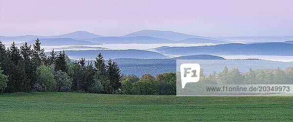 Panorama  Ausblick über endlose Hügelketten und Wälder am Gebaberg in der Morgendämmerung  Nebel in den Tälern  Hohe Geba  Vordere Rhön  Meiningen  Rhön  Thüringen  Deutschland  Europa
