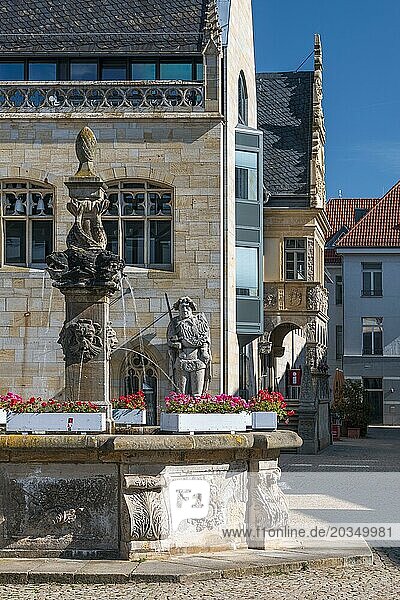 Der Holzmarktbrunnen am Rathaus mit der Rolandstatue  Halberstadt  Sachsen-Anhalt  Deutschland  Europa