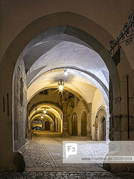 Innenhof im gotischen Teil des Rathauses bei Nacht  Portal und Durchgang mit Laternen  Rothenburg ob der Tauber  Mittelfranken  Bayern  Deutschland  Europa