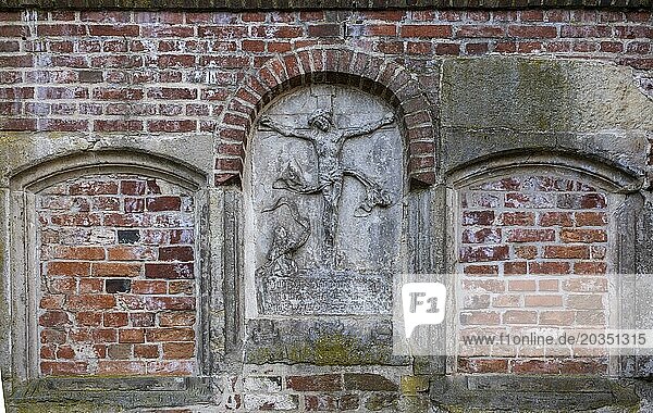 Steinrelief vom gekreuzigten Christus am Dom St. Marien  Havelberg  Sachsen-Anhalt  Deutschland  Europa