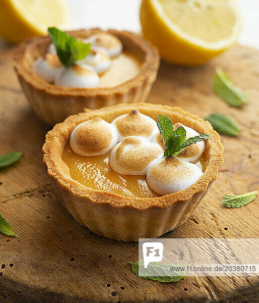 Kleines Zitronenkuchen-Törtchen mit Meringue