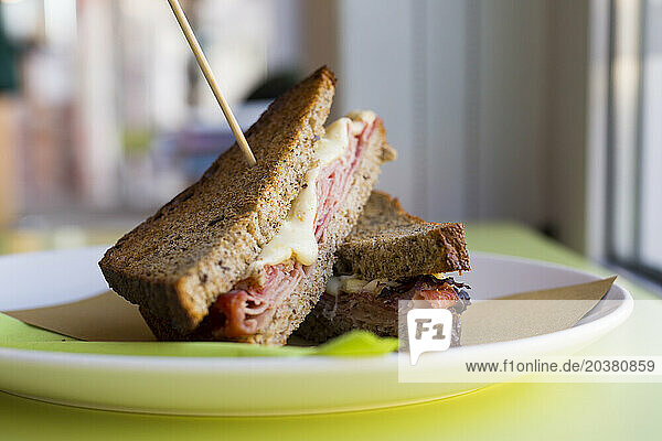 Roggentoast-Sandwich mit Käse und Kochschinken