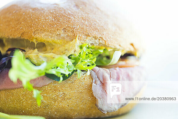 Roastbeef-Sandwich mit Salat und Remoulade