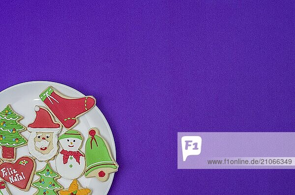 Große Weihnachten Hintergrund  Weihnachten Kekse auf weißem Teller mit blauem Hintergrund