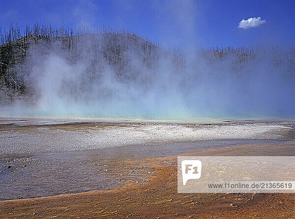 USA. Wyoming. Yellowstone National Park. Midway Geyser Basin. Grand Prismatic Spring.