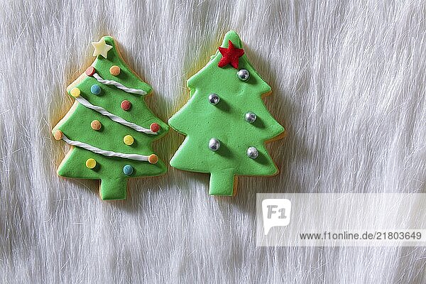 Weihnachten Kekse Xmas Baum Form auf weißem Fell Hintergrund