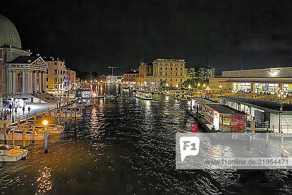 Bahnhofsvorplatz  Canal Grande  Kirche  Chiesa di San Simeon Piccolo