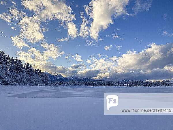 Zugefrorener Forggensee bei Füssen im Winter
