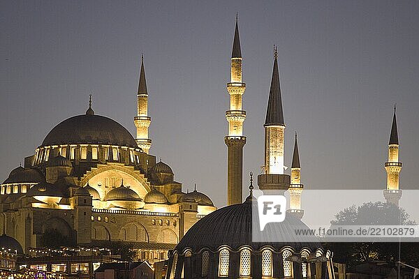 S?leymaniye Camii  mosque  historic  Istanbul  Emin?n?  landmark  T?rkiye  Turkey  night  travel  skyline  Europe  monument