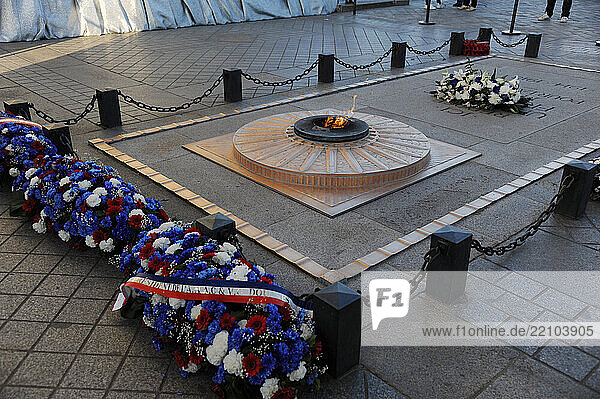 France  Paris  8th arr.  Tomb of the Unknown Soldier  Arc de Triomphe packed  Christo.
