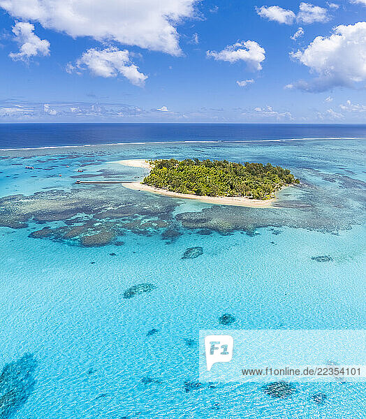 Aerial view of Managaha Island  Saipan  in the Northern Mariana Islands of Micronesia. Managaha is one of the most popular tourist attractions which host day-trips and various marine activities; Saipan  Mariana Islands  Micronesia