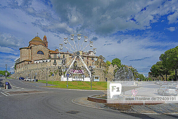 Ortsansicht  Springbrunnen  Stadtmauer  Kirche  Chiesa Madre di Santa Maria Maddalena  Fahrgeschäft  Riesenrad