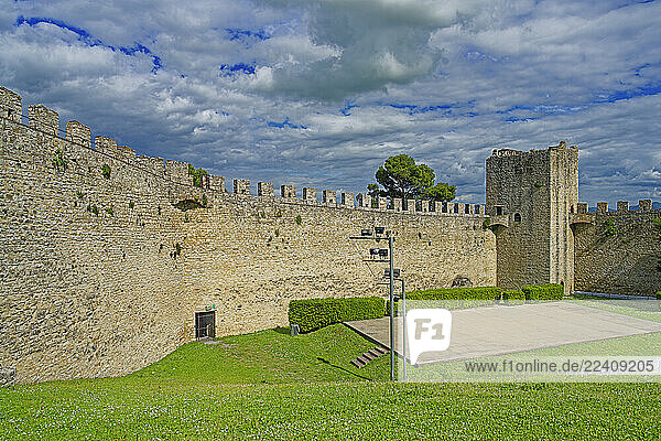 Festung  Rocca del Leone  Festungsmauer  Freilufttheater