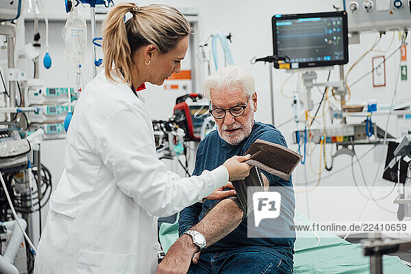 Doctor consulting with patient in emergency room