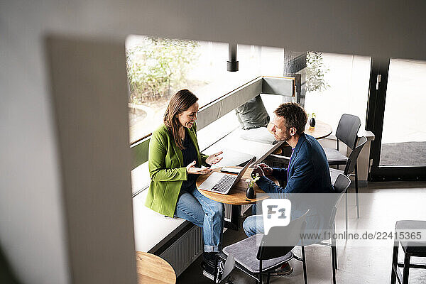 Café  business  laptop  smartphone  working  mobile working  talk  communication  freelancer  independence  multi-tasking