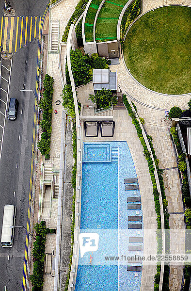 Hong Kong Island is an island in the southern part of the Hong Kong Special Administrative Region. It has a population of 1 289 500. The island had a population of 3 000 inhabitant