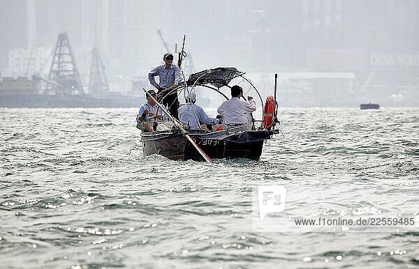 Hong Kong Island is an island in the southern part of the Hong Kong Special Administrative Region. It has a population of 1 289 500. The island had a population of 3 000 inhabitant