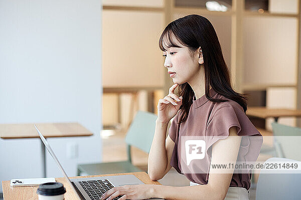 Young Japanese woman at a cafe