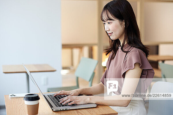 Young Japanese woman at a cafe