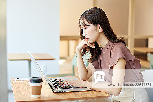 Young Japanese woman at a cafe