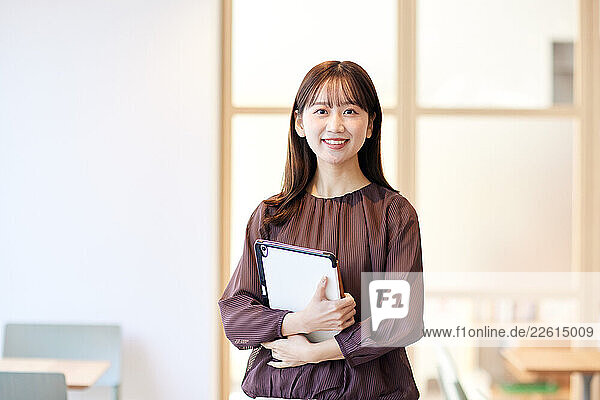 Young Japanese woman at a cafe