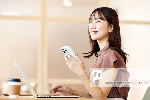 Young Japanese woman at a cafe