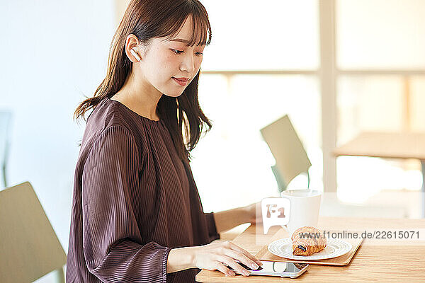 Young Japanese woman at a cafe
