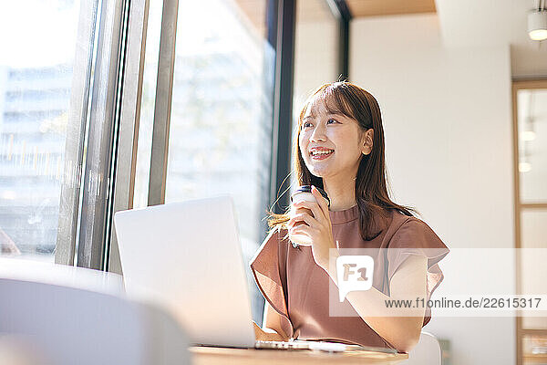 Young Japanese woman at a cafe
