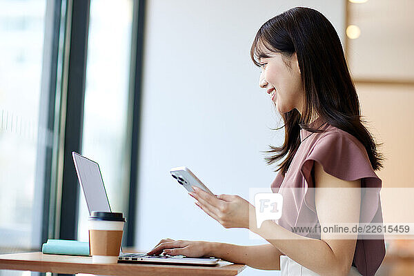 Young Japanese woman at a cafe