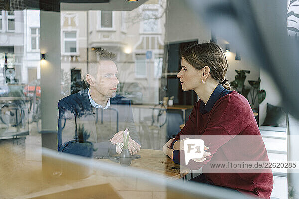 Business discussion in a café setting with a focus on communication and teamwork