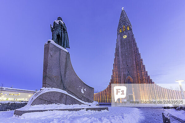 View of Skolavorduholt statue and Hallgrimskirkja church at dusk in winter  Reykjavik  Iceland