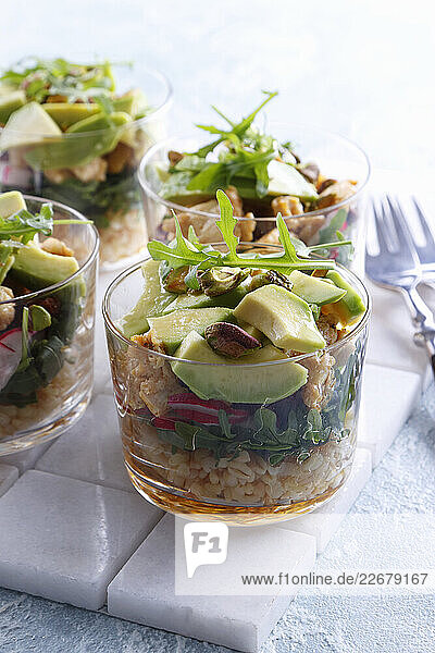 Bulgursalat mit Hähnchen  Avocado und Gemüse