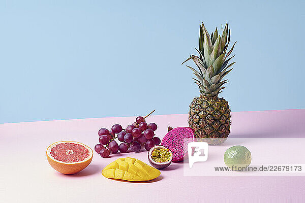 Tropische Früchte: Ananas  Drachenfrucht  Grapefruit  Maracuja  Limette  Mango