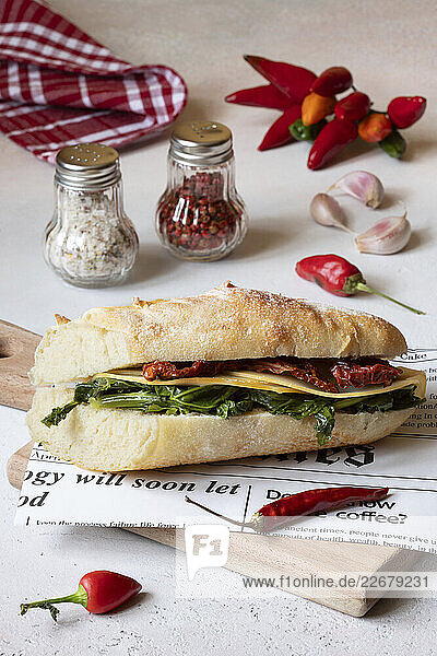 Baguette mit Cime di Rapa  getrockneten Tomaten und Scamorza