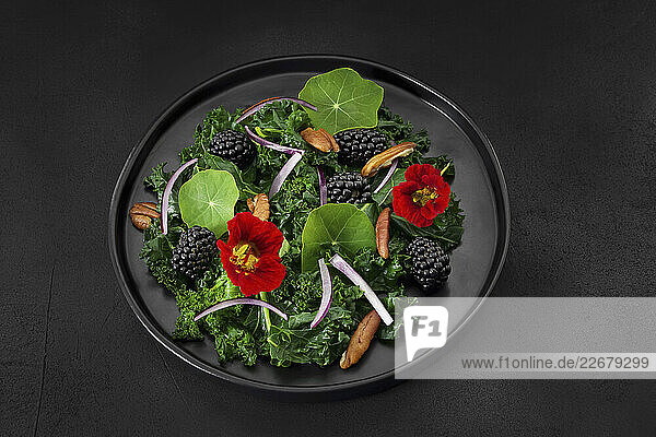 Grünkohlsalat mit Brombeeren  Kapuzinerkresse und Pekannüssen