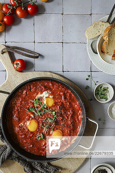 Shakshuka garniert mit Kresse