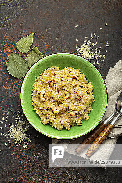 Ven Pongal (indisches Reisgericht) mit Cashewkernen