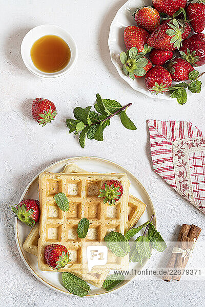 Waffeln mit Erdbeeren und Minze