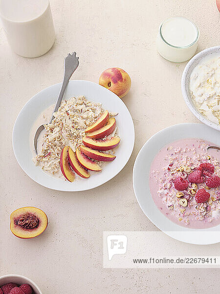 Overnight-Oatmeal mit Nektarinen und Himbeeren und Haselnuss-Topping