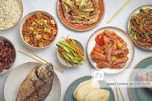Chinesische Festtafel mit Dumplings  Mapo Tofu und Kung Pao Chicken
