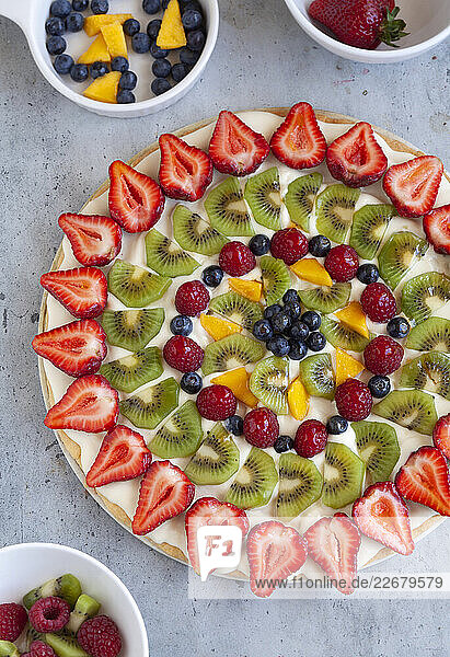 Obstpizza mit Frischkäsecreme auf Mürbeteigboden