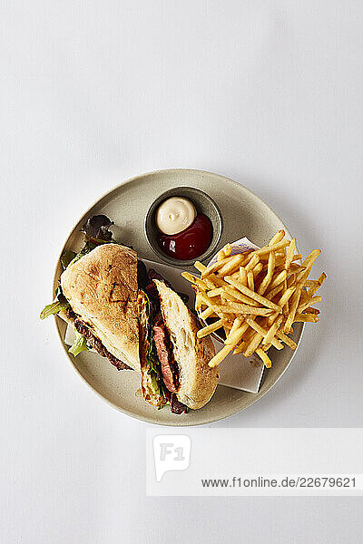 Steak-Sandwich mit Pommes frites
