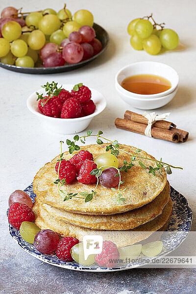 Pancakes mit Mandelmilch  weißer Schokolade und frischen Früchten