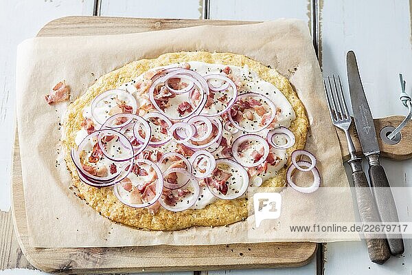 Flammkuchen mit Blumenkohlboden (Low Carb)